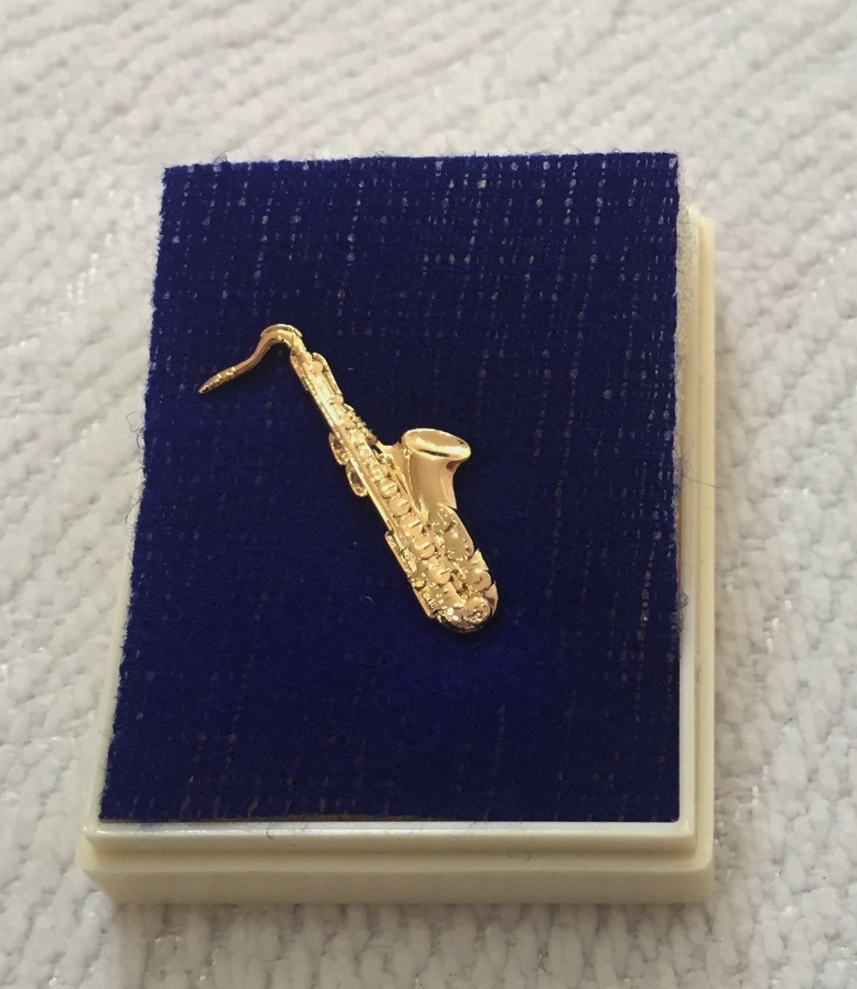 Altın Kaplama Saksafonlu Pin - 1