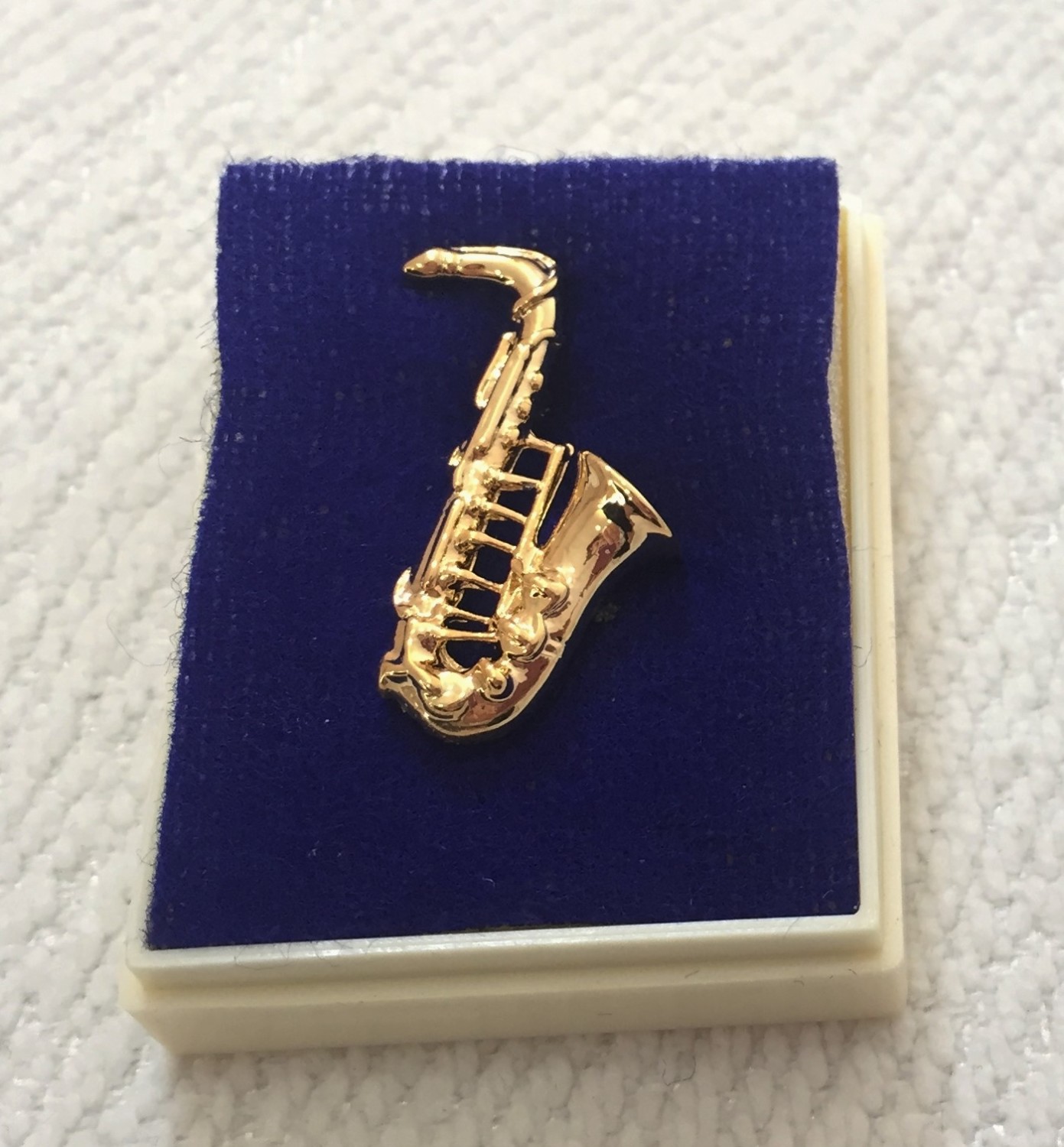 Altın kaplama Saksafonlu Pin - 1