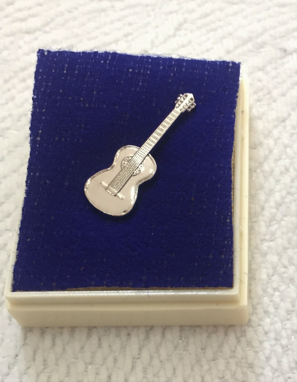 Gümüş Kaplama Klasik Gitarlı Pin - 1